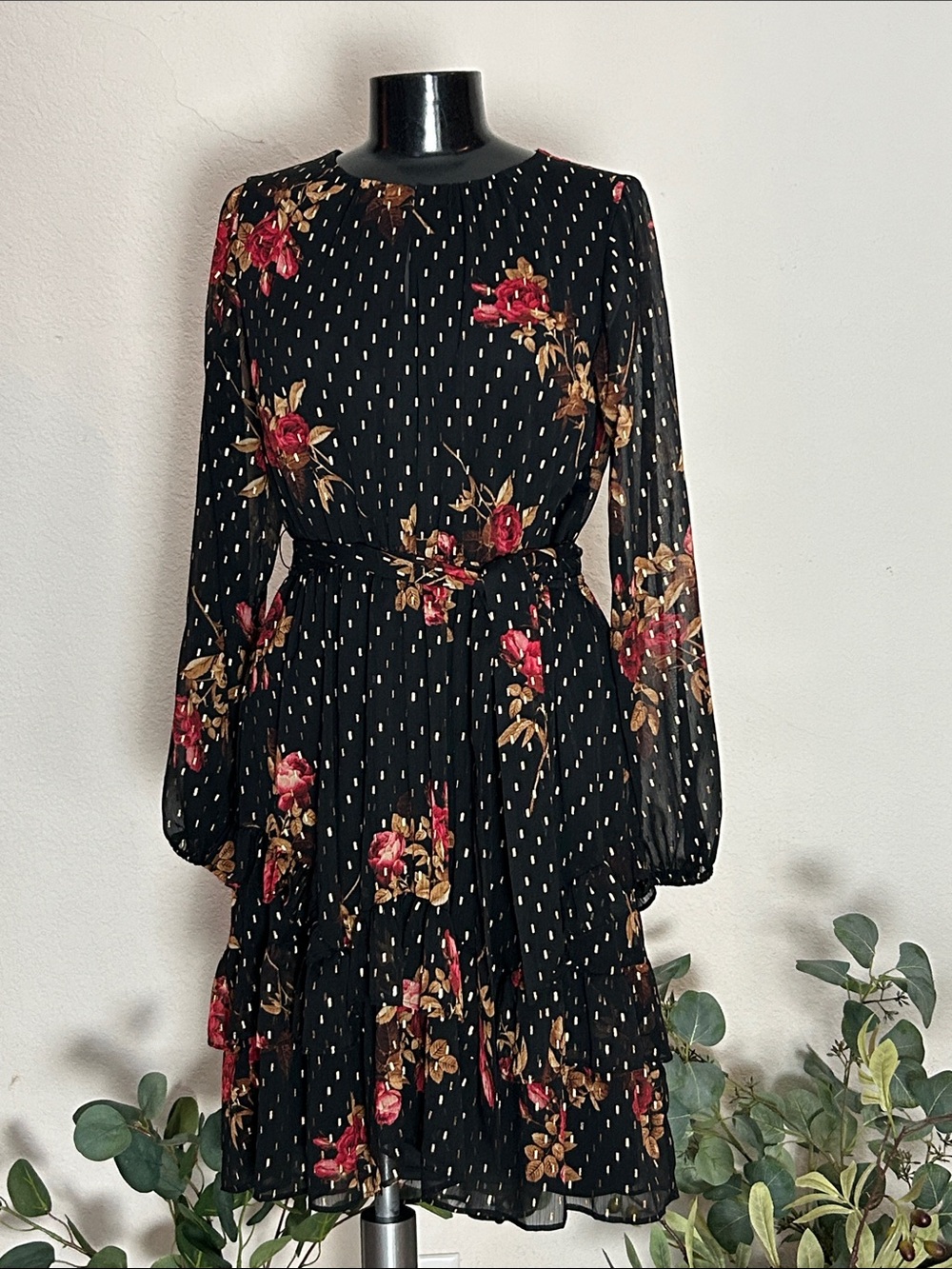 Simply Vera,Sz S, black, floral print with gold accent. EUC